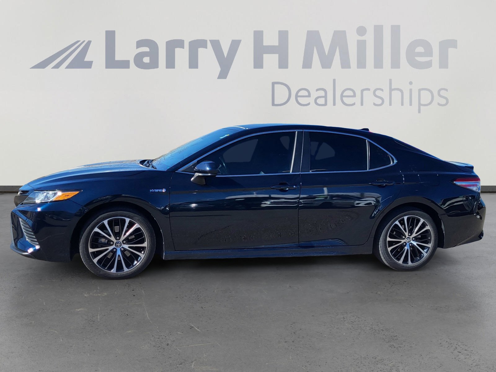 Used 2020 Toyota Camry SE image 2