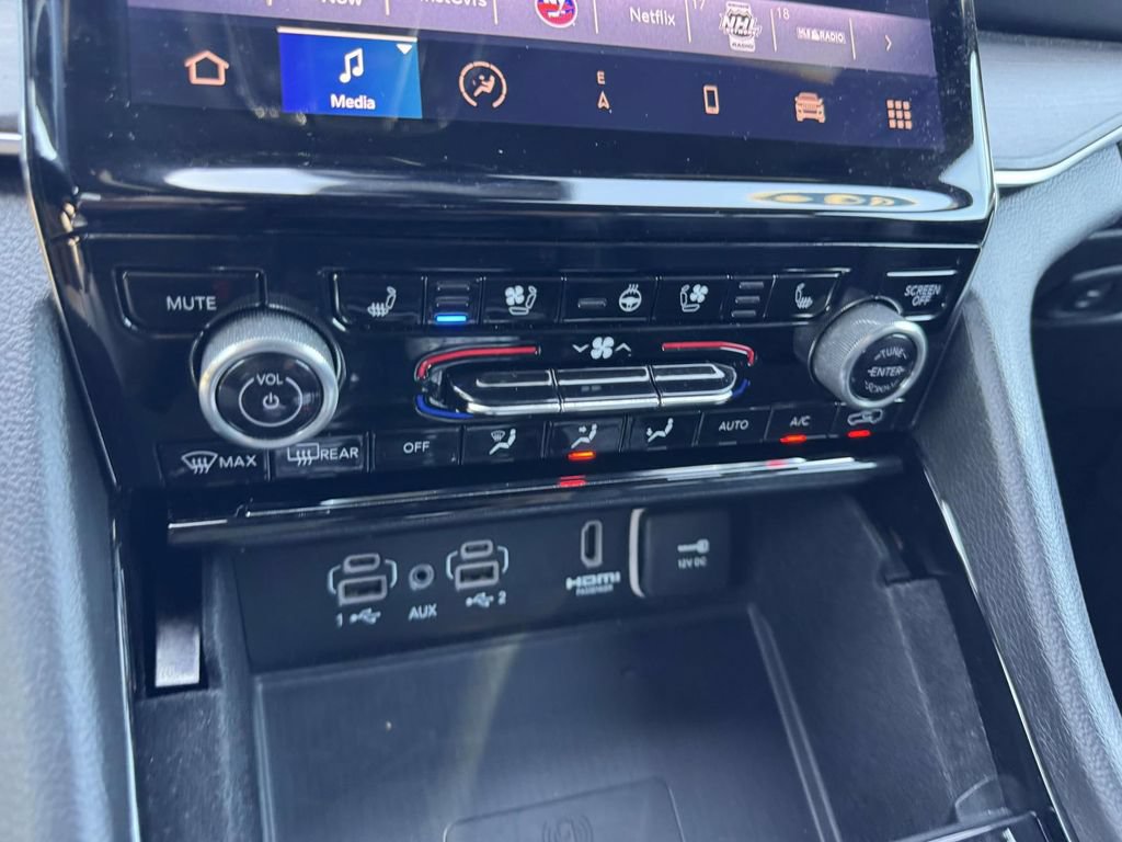 Used 2022 Jeep Grand Cherokee Overland AWD/4WD image 24