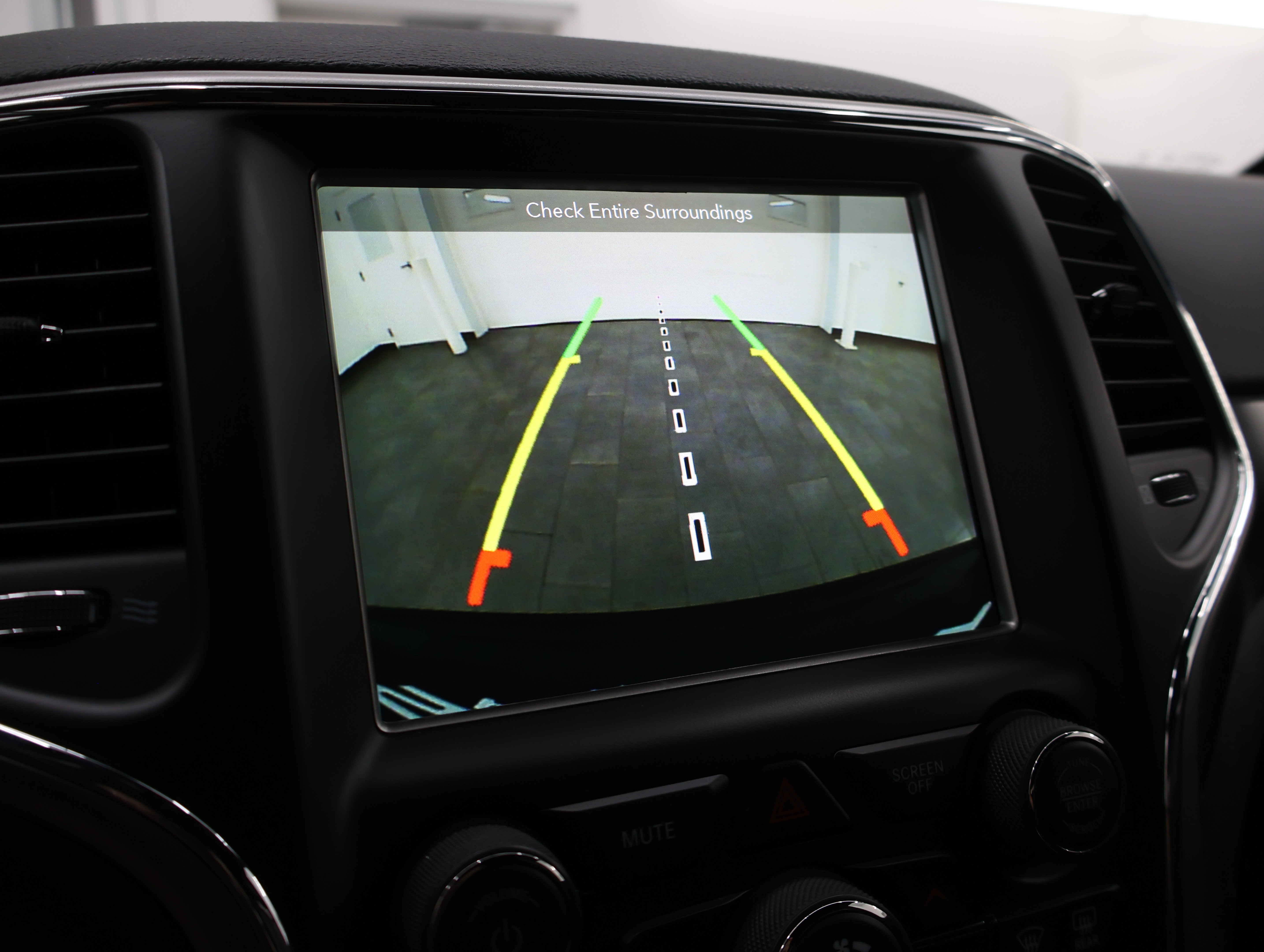 Used 2018 Jeep Grand Cherokee Altitude AWD/4WD image 15