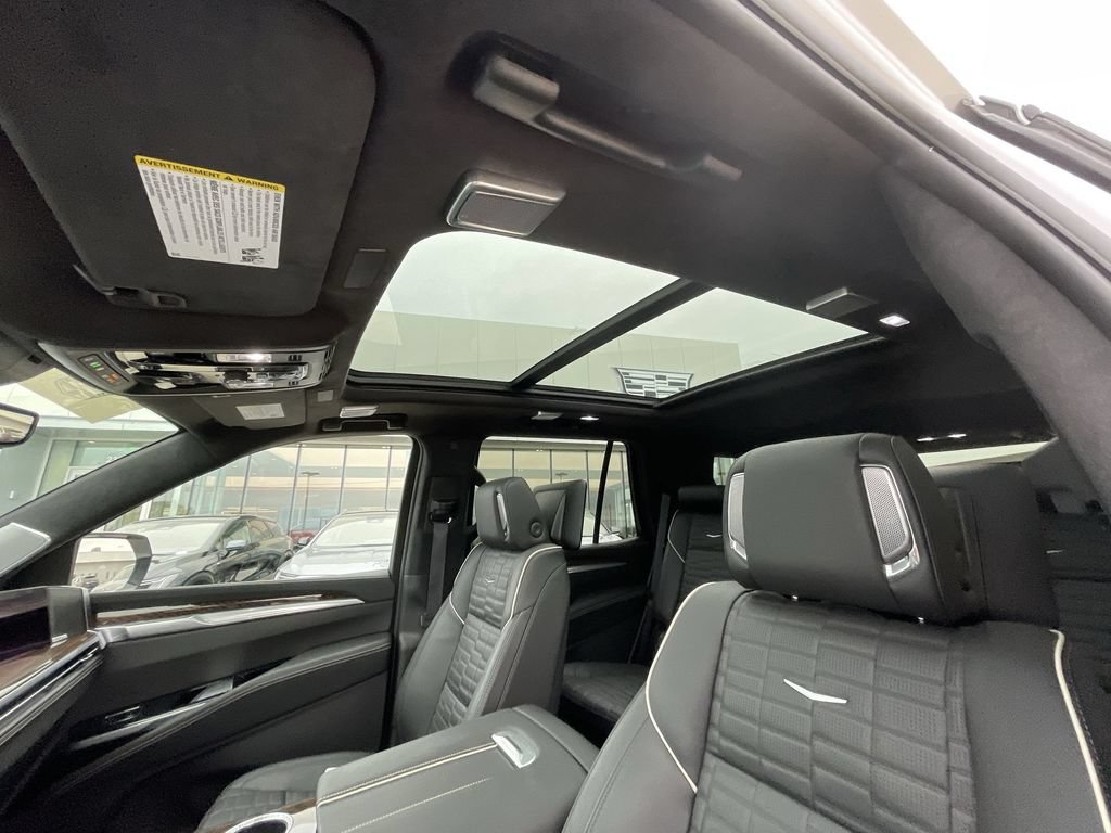 Used 2025 Cadillac Escalade Sport Platinum w/ LPO, ONYX Package AWD/4WD image 16