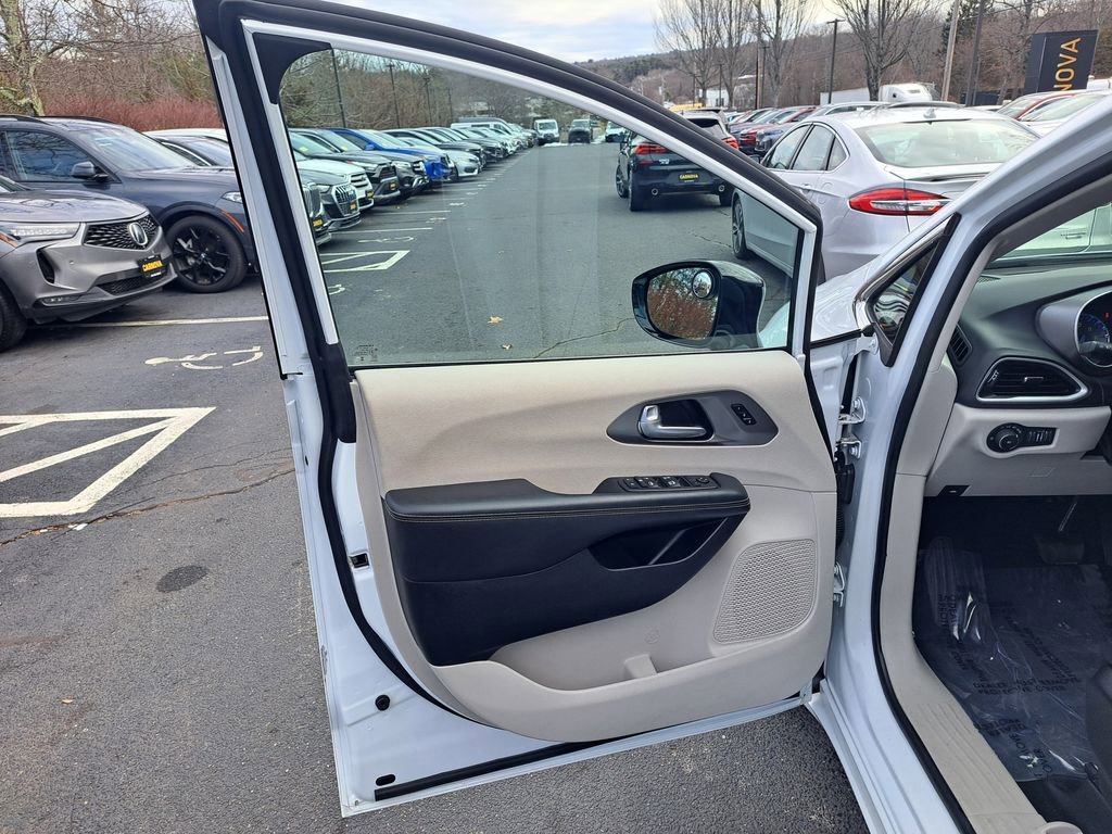 Used 2024 Chrysler Pacifica Touring-L image 9