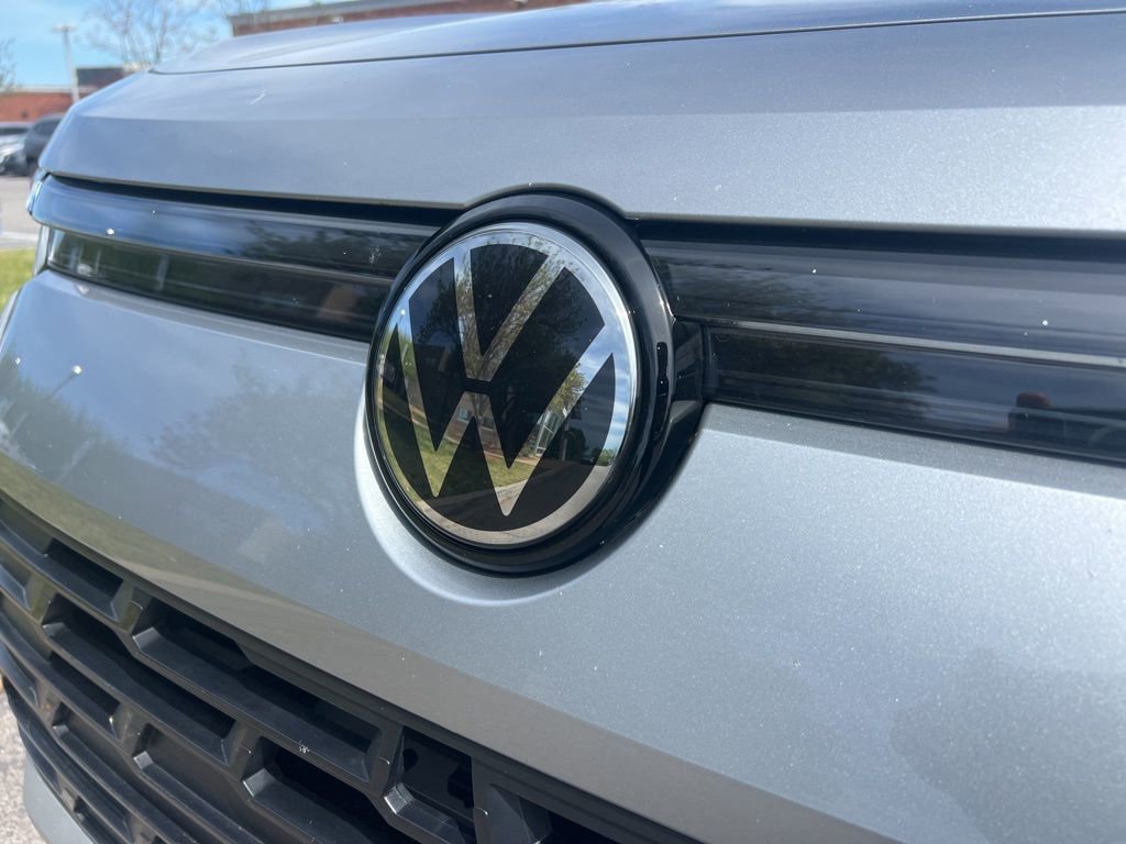 Used 2025 Volkswagen Tiguan SE AWD/4WD image 10