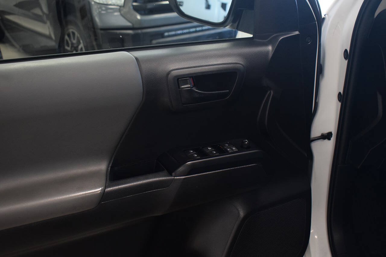 Used 2022 Toyota Tacoma SR AWD/4WD image 15