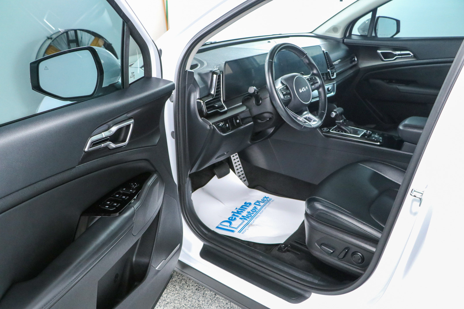 Used 2023 Kia Sportage EX FWD image 3