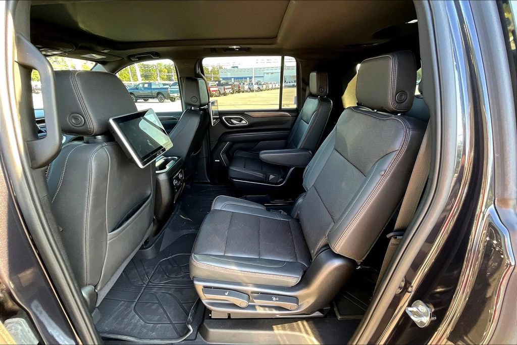Used 2024 Chevrolet Suburban High Country RWD image 6