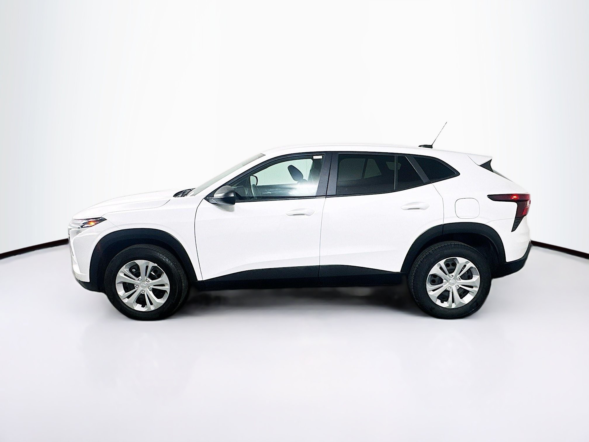 Used 2025 Chevrolet Trax LS FWD image 4