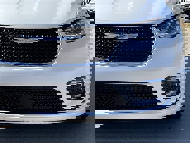 Used 2024 Chrysler Pacifica Touring-L image 7