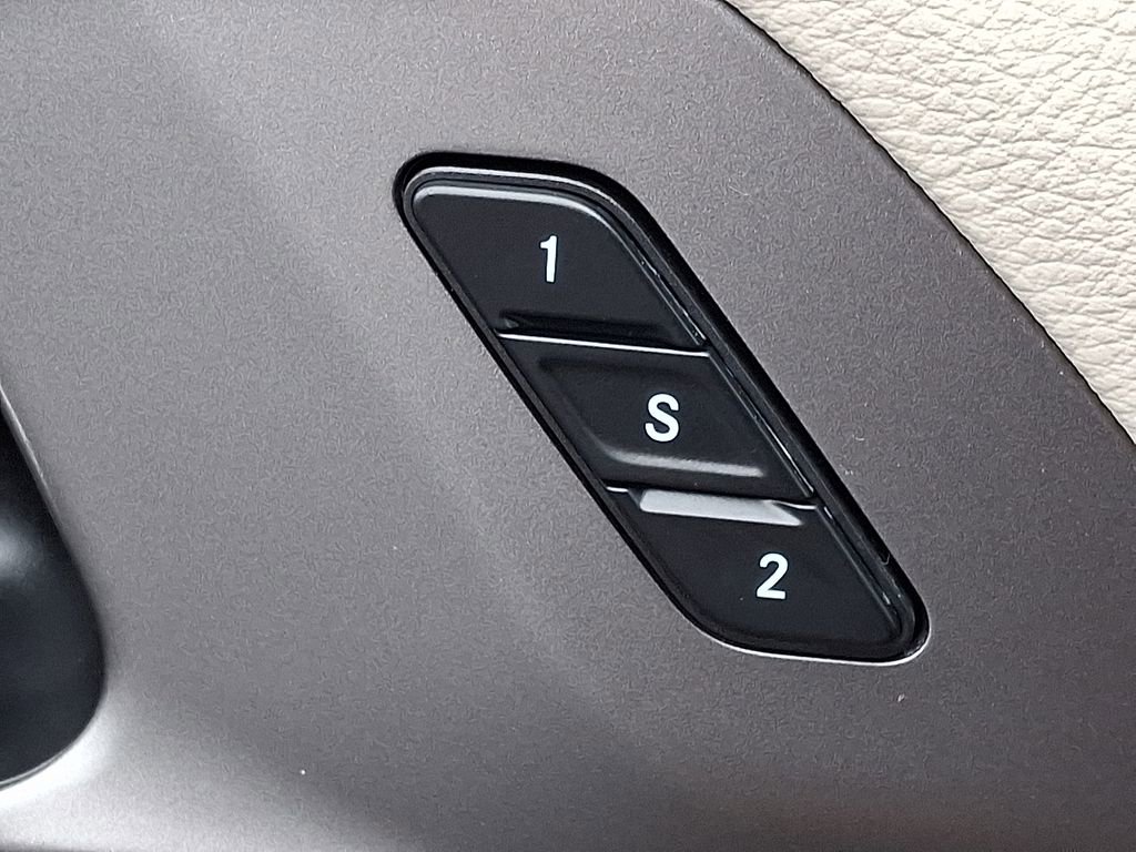 Used 2023 Chrysler Pacifica Touring-L image 26