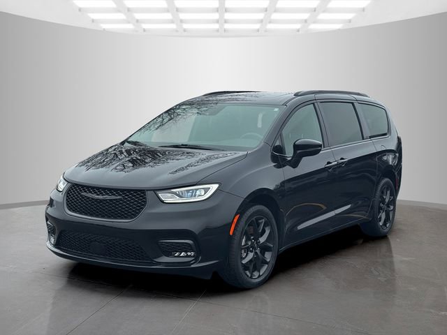 Used 2023 Chrysler Pacifica Touring-L w/ S Appearance Package image 3