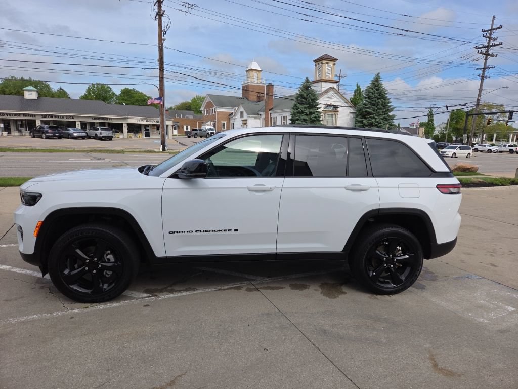 Used 2024 Jeep Grand Cherokee Altitude AWD/4WD image 7