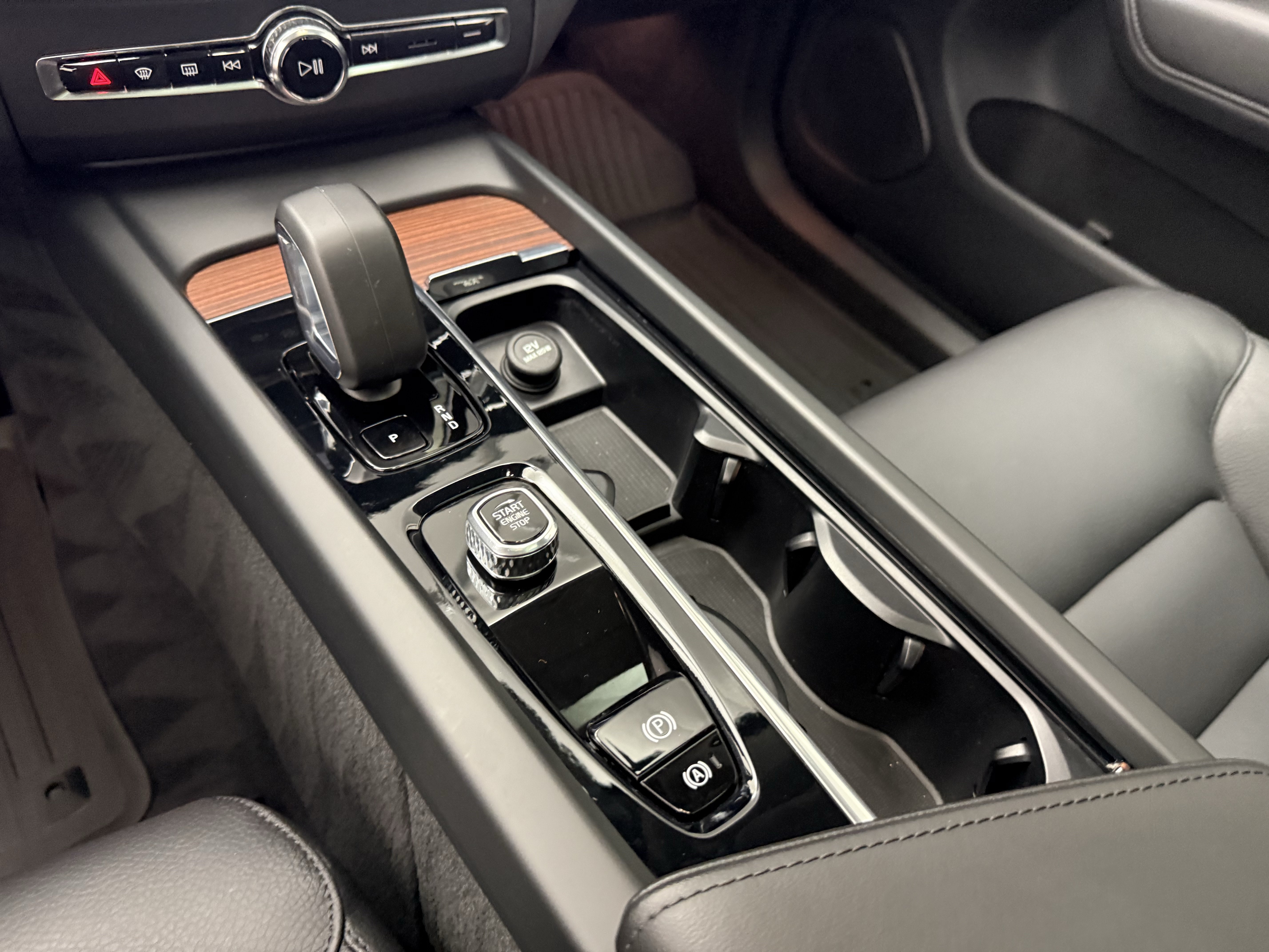 Certified 2024 Volvo XC60 B5 Plus AWD/4WD image 27