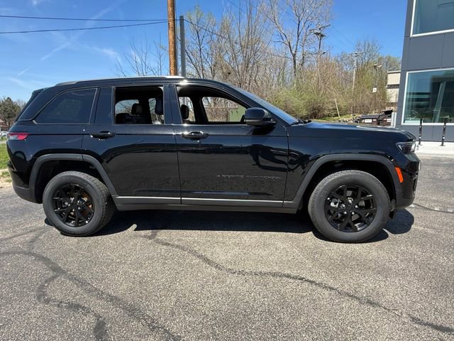 Used 2025 Jeep Grand Cherokee Altitude AWD/4WD image 2