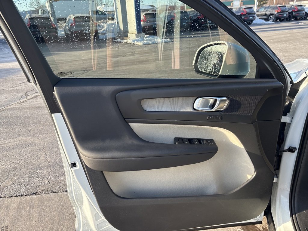 Certified 2023 Volvo XC40 B5 Plus w/ Protection Package Premier image 15