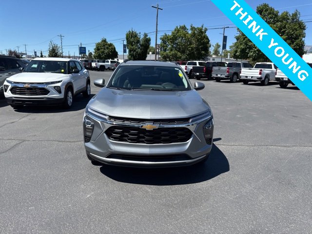 New 2025 Chevrolet Trax LT w/ Sunroof Package image 2