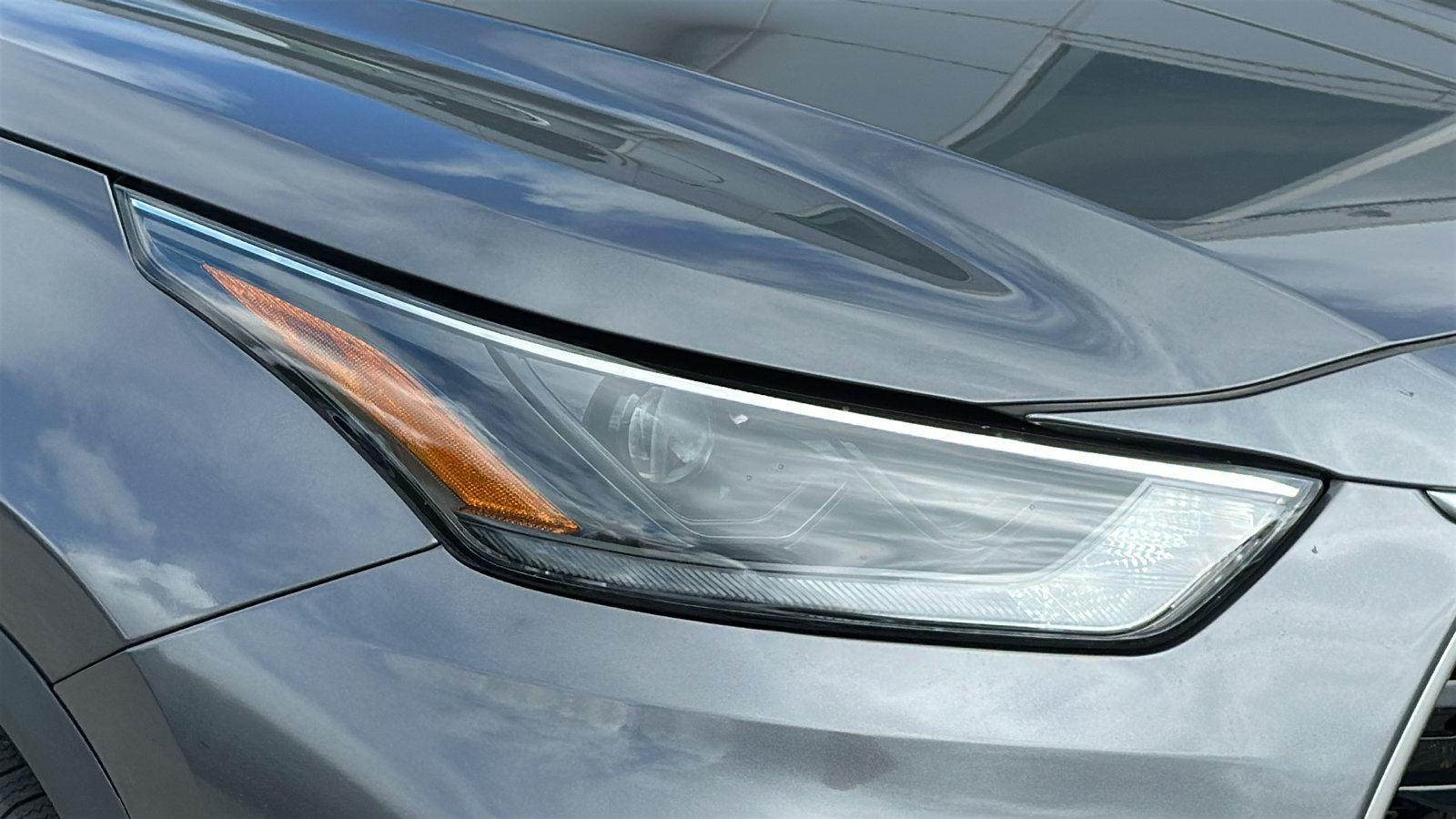 Used 2023 Toyota Highlander XLE FWD image 4