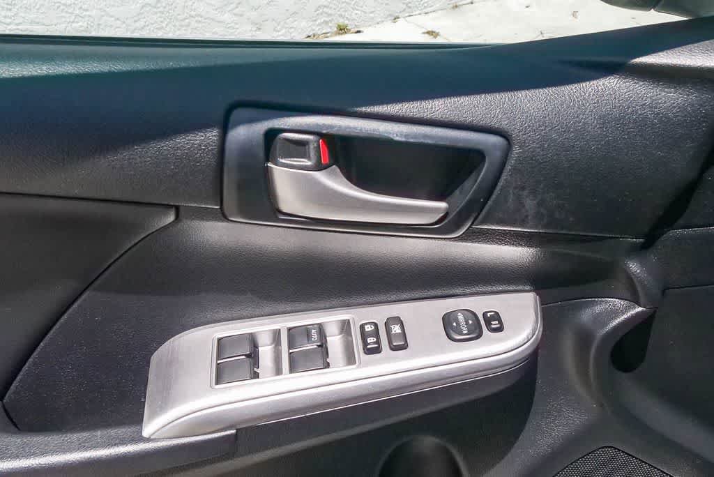 Used 2014 Toyota Camry SE FWD image 19