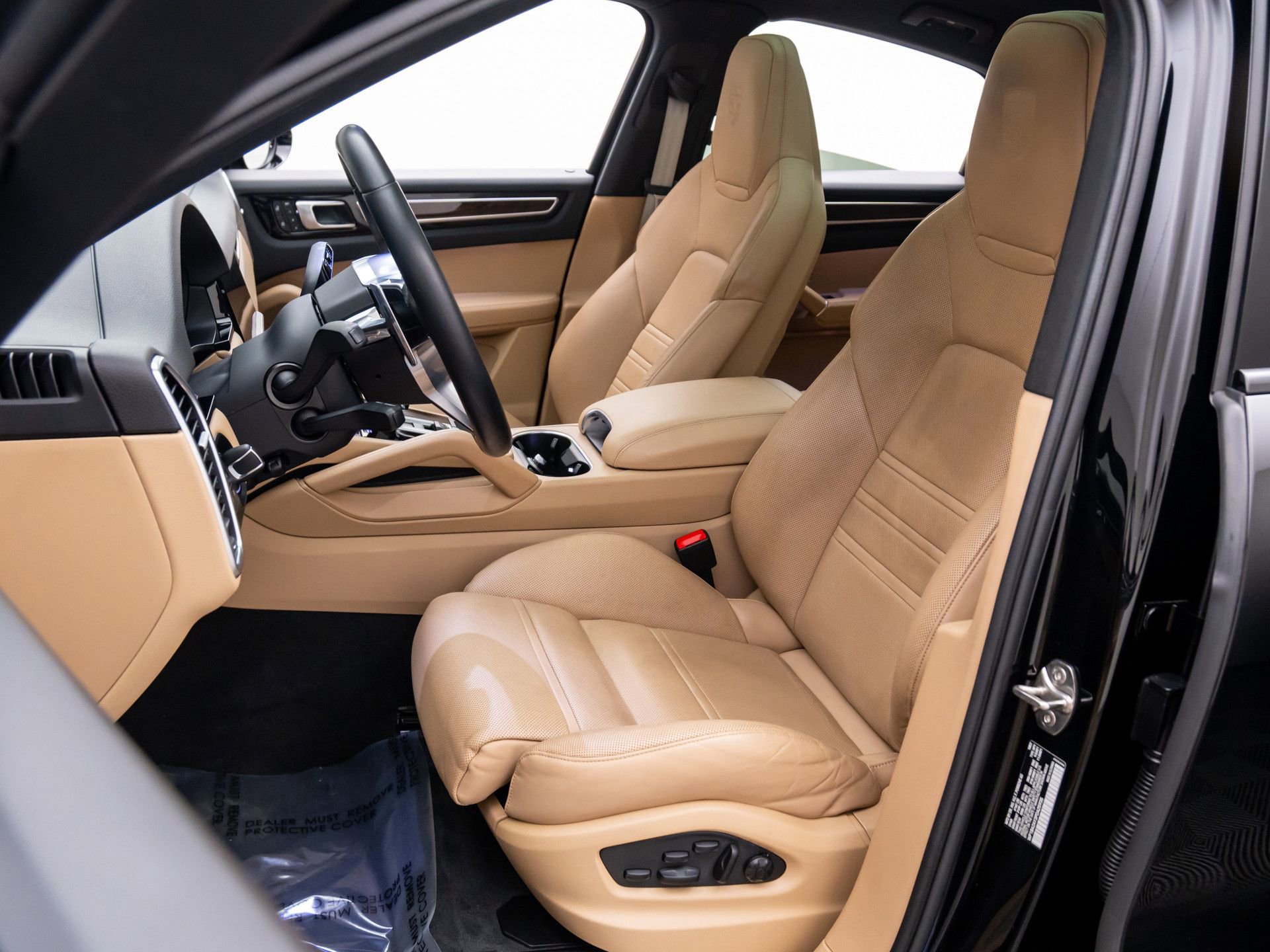 Certified 2023 Porsche Cayenne Platinum Edition image 4