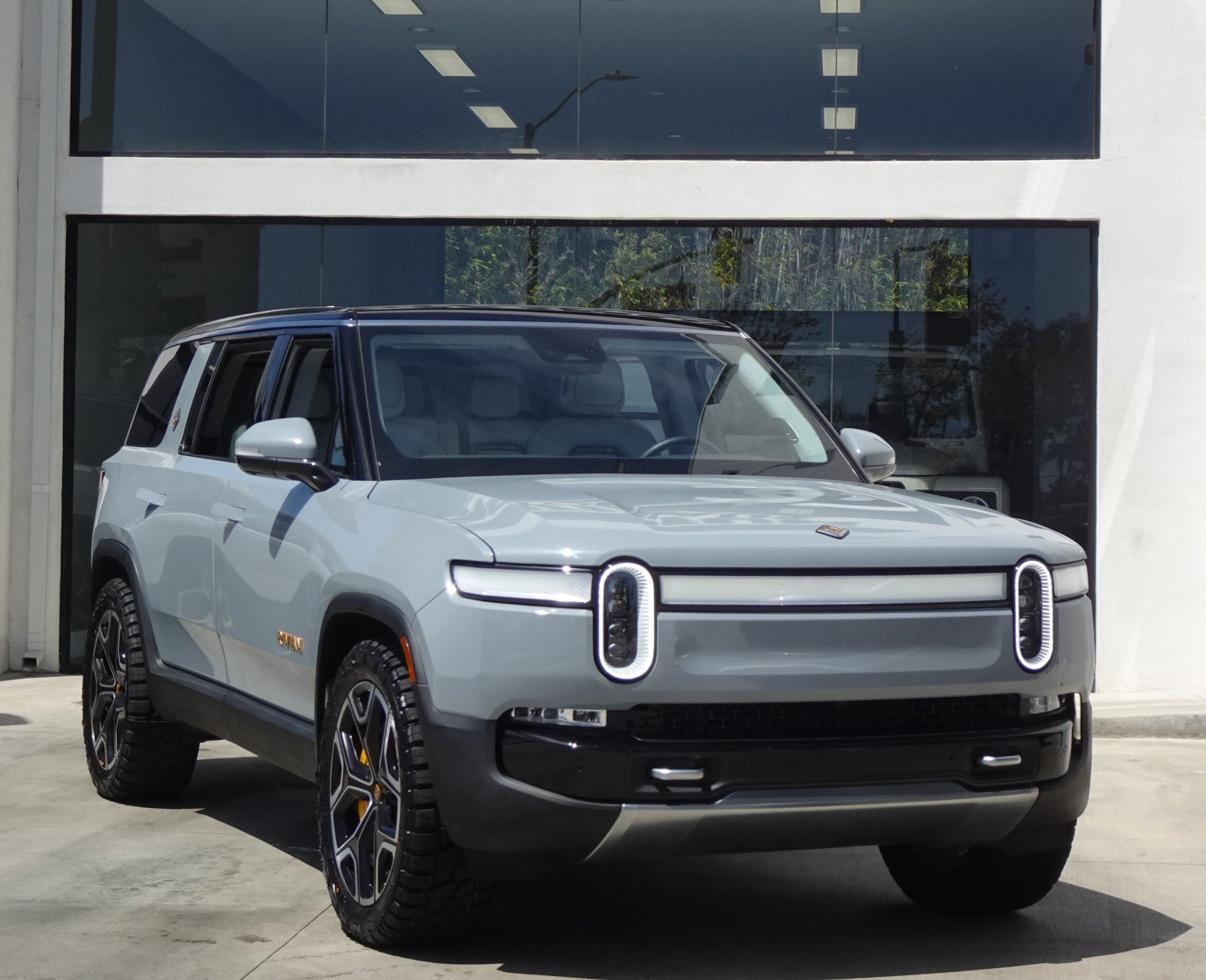 Used 2024 Rivian R1S Adventure AWD/4WD image 8
