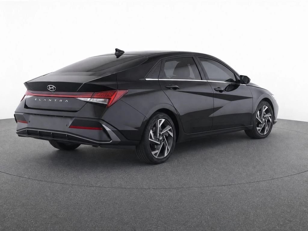 Certified 2025 Hyundai Elantra Limited FWD image 4