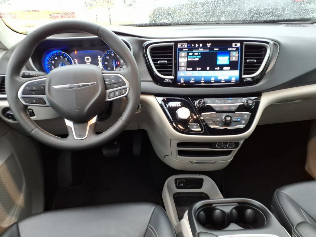 Used 2024 Chrysler Pacifica Touring-L FWD image 15