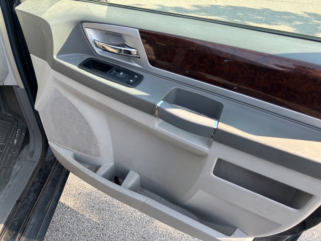 Used 2010 Chrysler Town & Country Touring FWD image 33