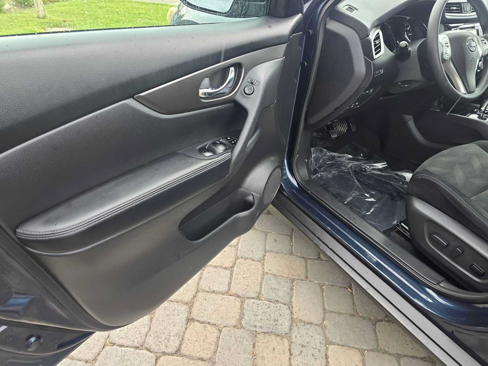 Used 2015 Nissan Rogue SV w/ SV Premium Package AWD/4WD image 23
