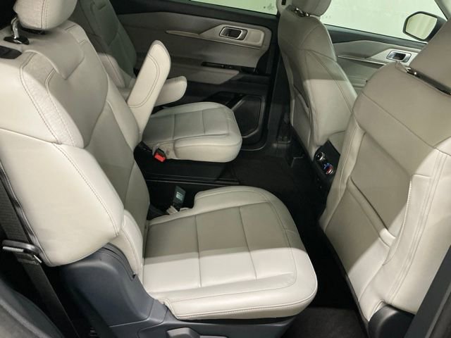 Used 2025 Ford Explorer Active w/ Active Comfort Package RWD image 18