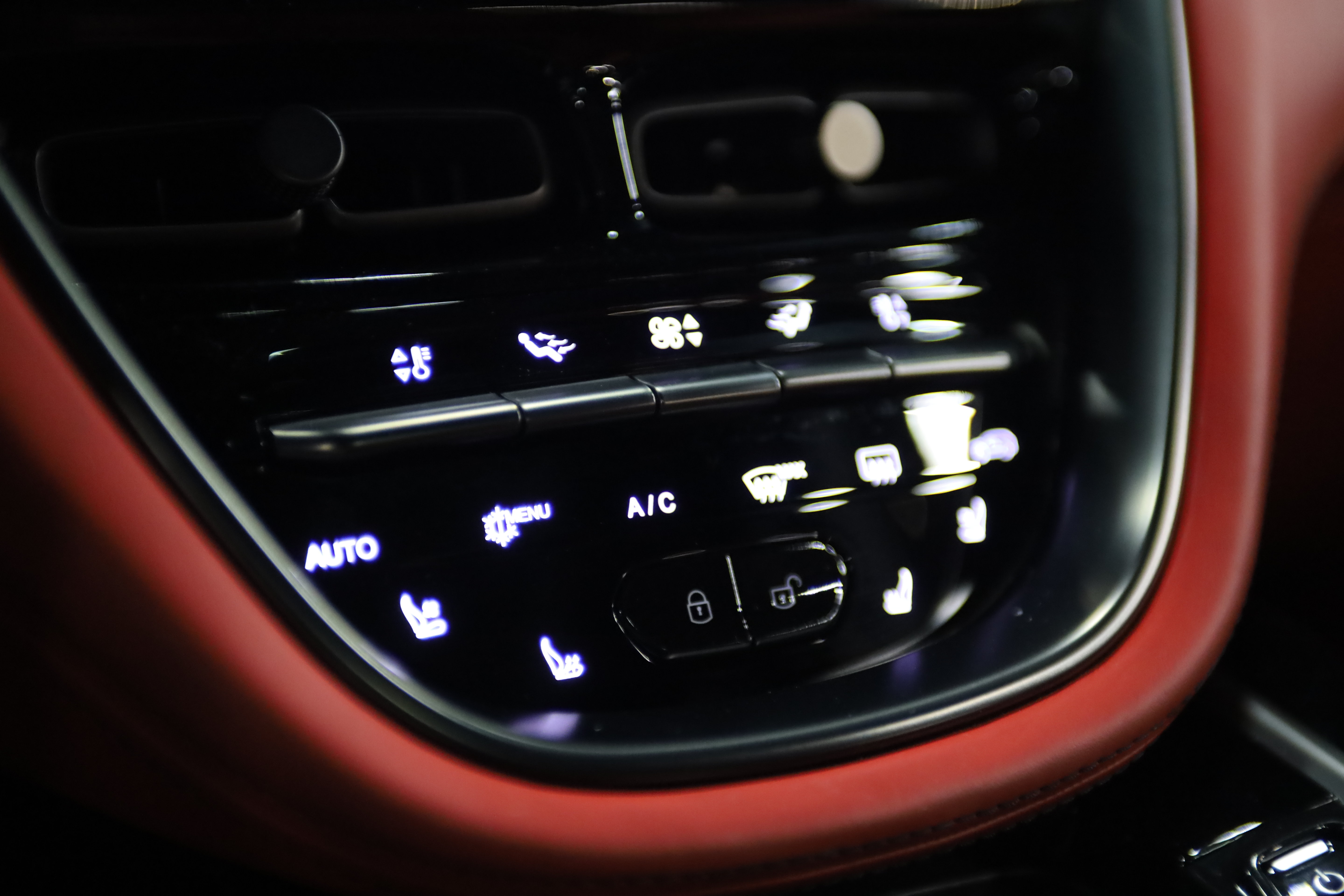Used 2022 Aston Martin DBX AWD/4WD image 28
