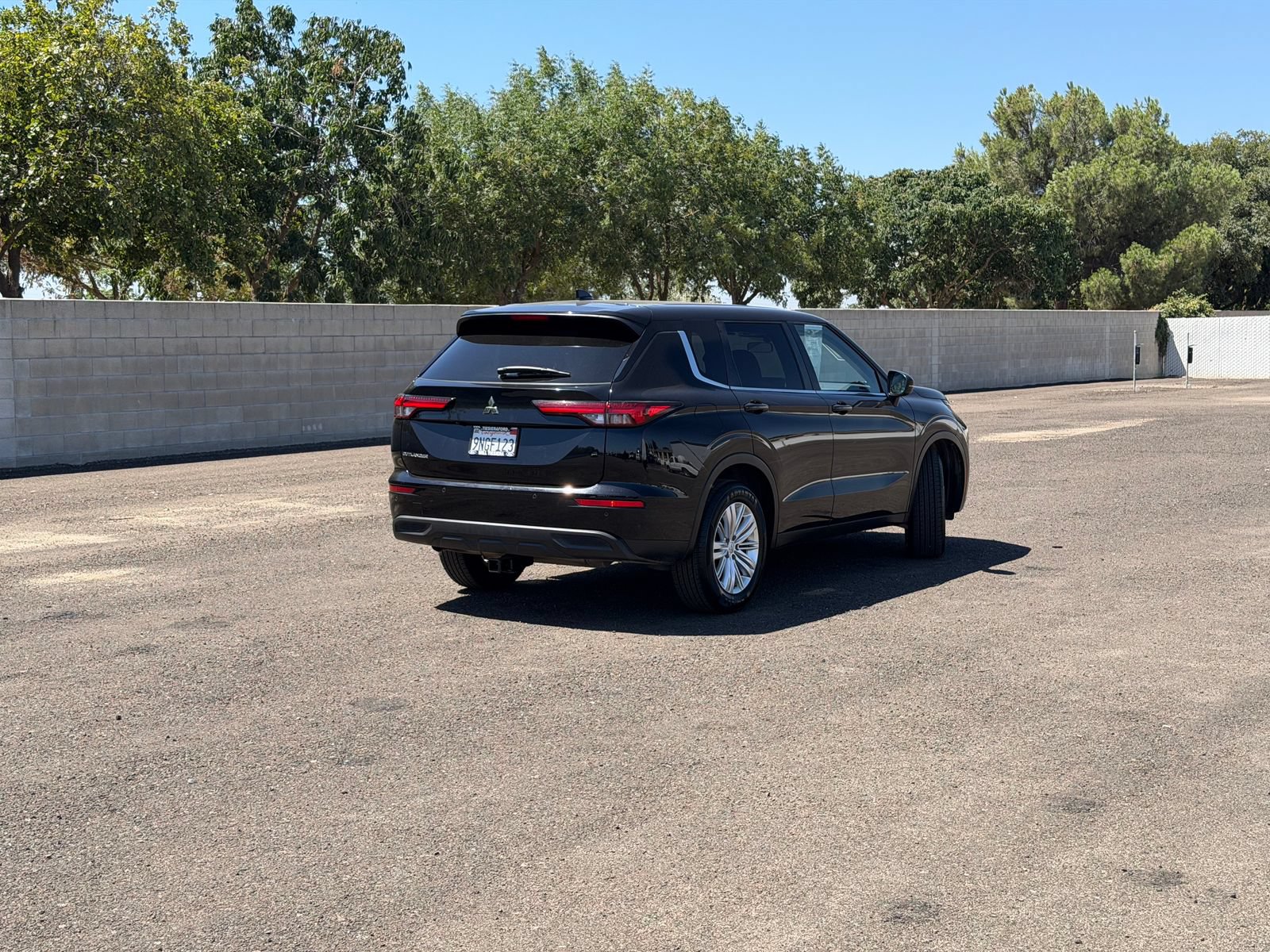 Used 2024 Mitsubishi Outlander ES FWD image 3