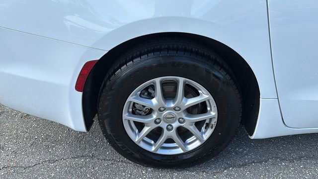 Used 2024 Chrysler Pacifica Touring-L image 11