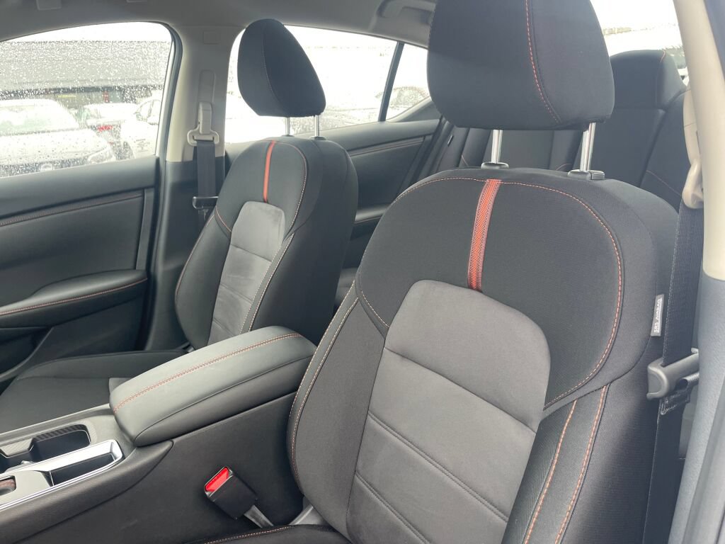 Used 2025 Nissan Sentra SR FWD image 9