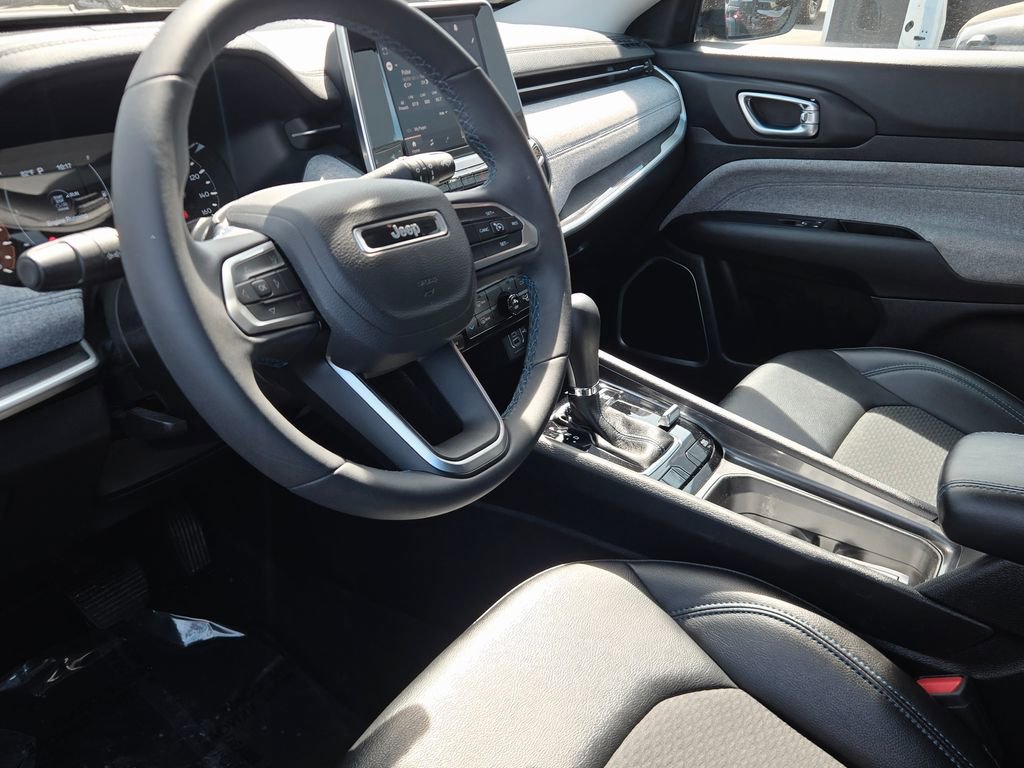 Certified 2022 Jeep Compass Latitude w/ Mopar Graphics Package AWD/4WD image 14