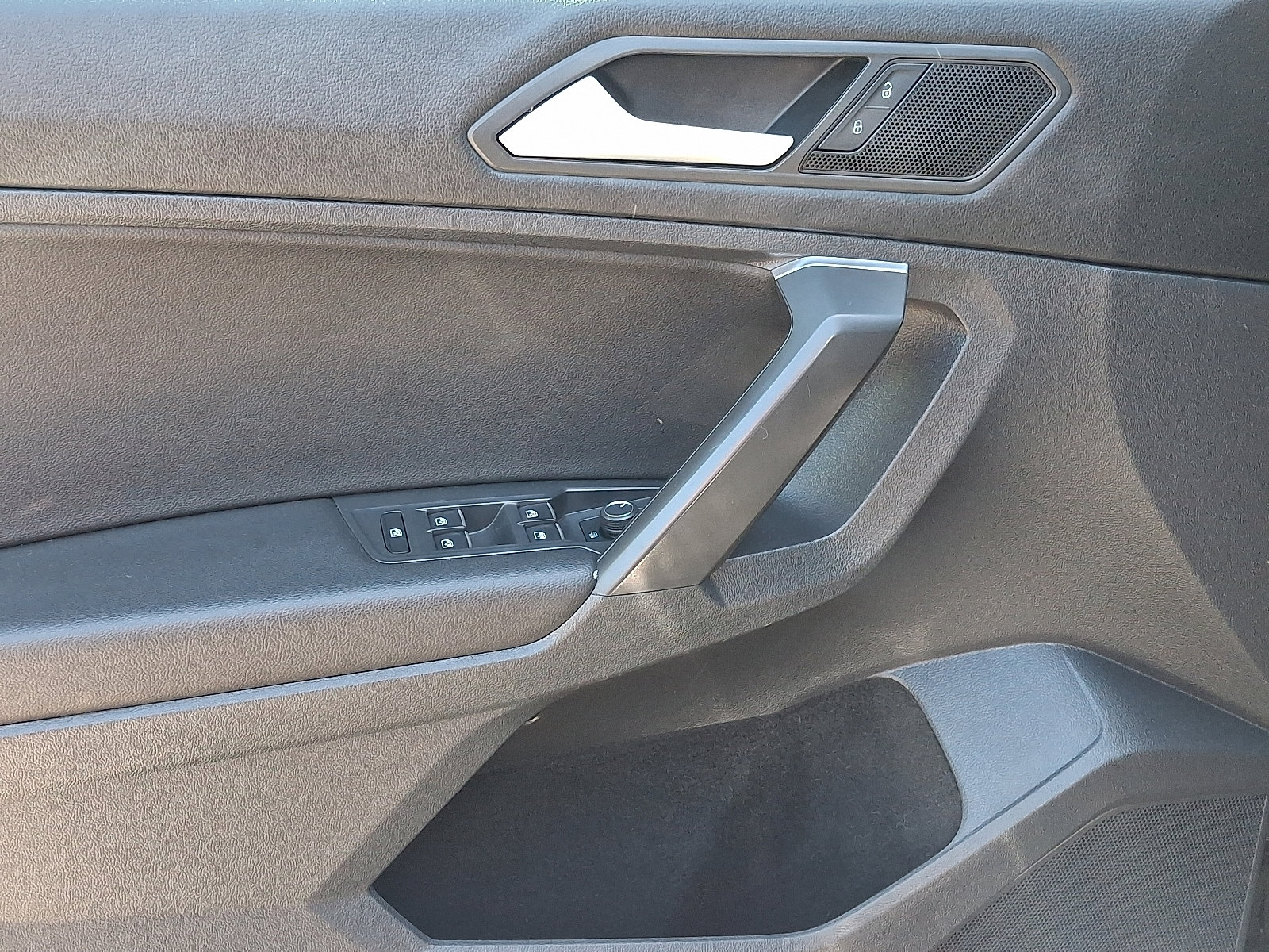 Used 2021 Volkswagen Tiguan SE FWD image 15