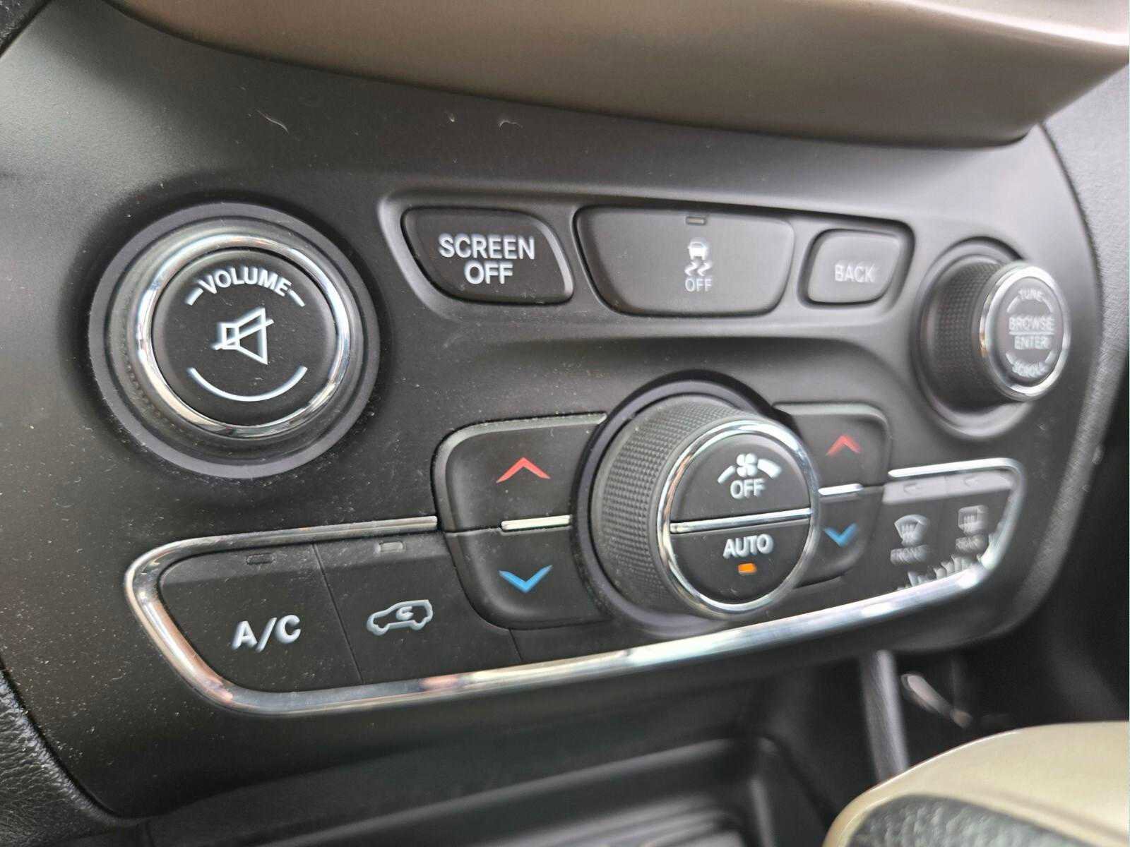 Used 2015 Jeep Cherokee Latitude w/ Comfort/Convenience Group FWD image 23