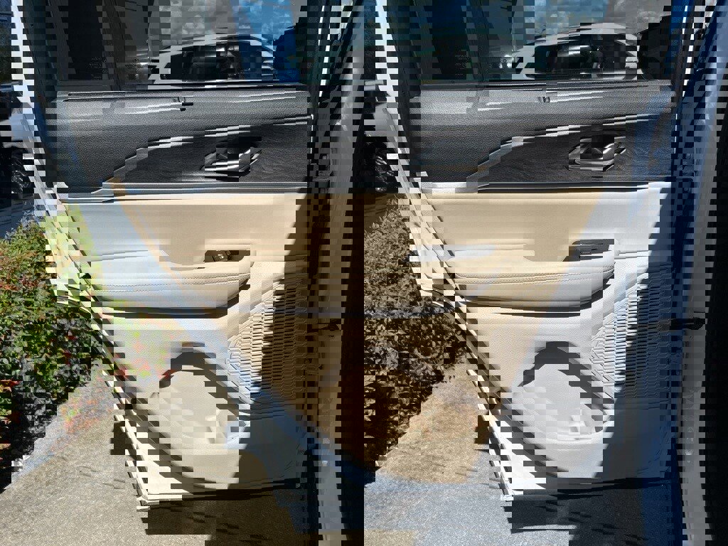 Used 2024 Jeep Grand Cherokee Limited w/ Luxury Tech Group II image 11