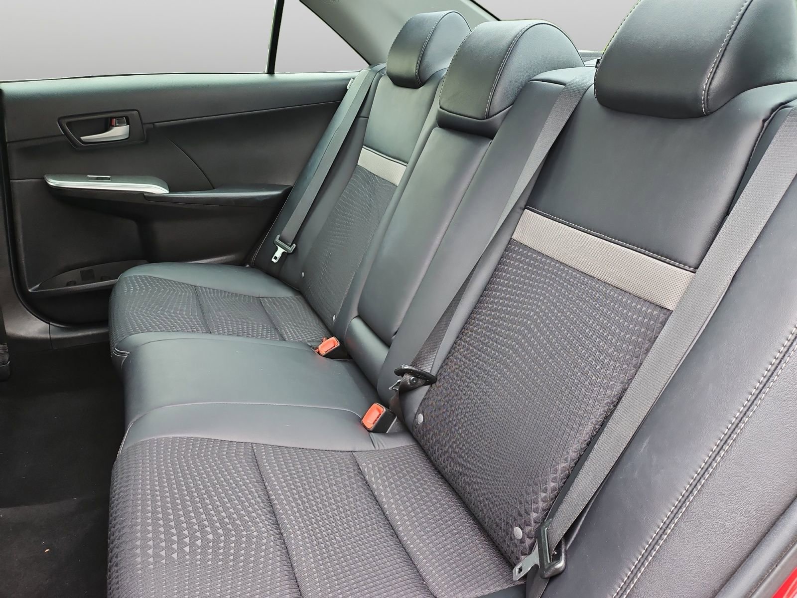 Used 2014 Toyota Camry SE w/ Moonroof Package FWD image 36