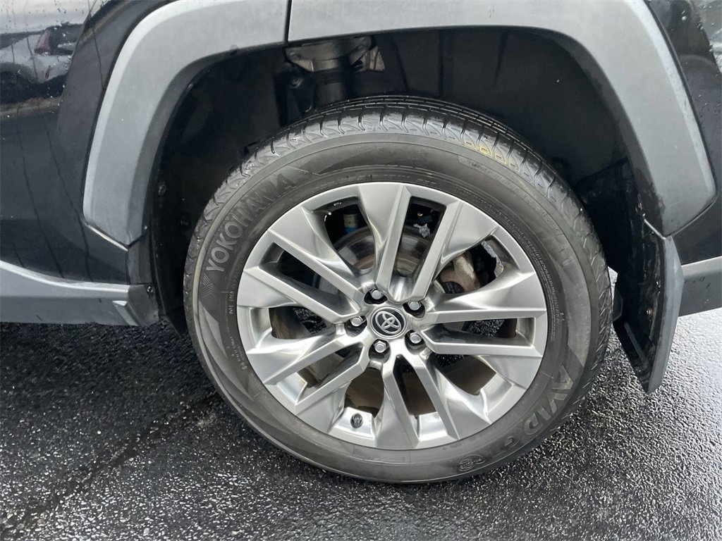 Used 2021 Toyota RAV4 XLE Premium image 8