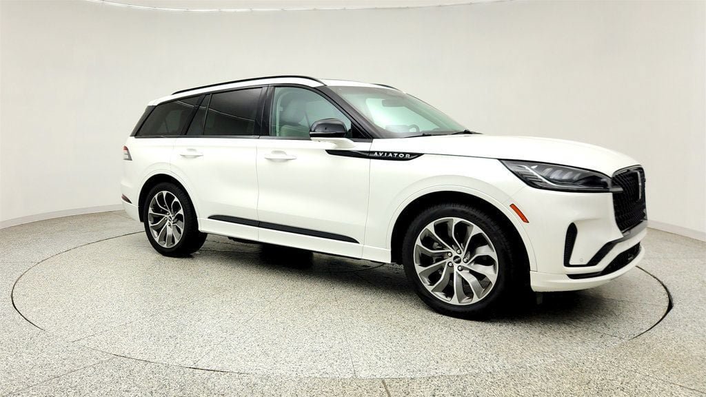 Used 2025 Lincoln Aviator 2WD w/ Jet Appearance Package image 3
