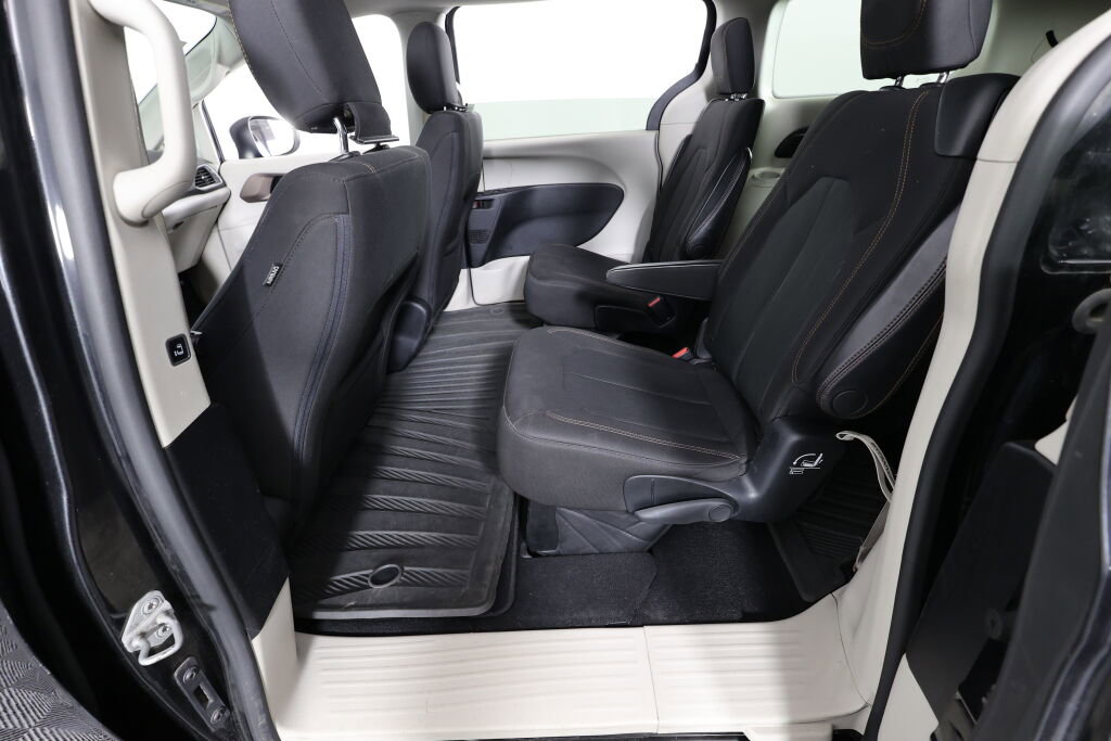 Used 2017 Chrysler Pacifica Touring image 16