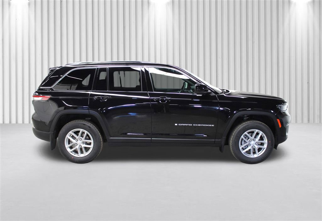New 2026 Jeep Grand Cherokee Laredo image 2