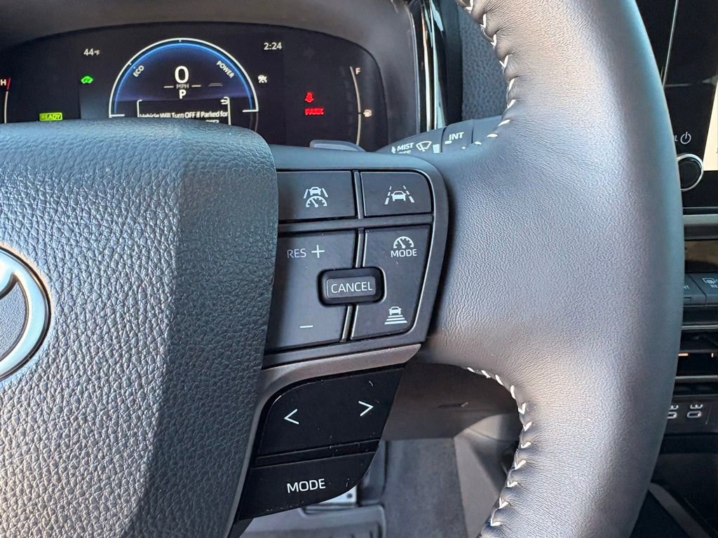 Used 2025 Toyota Camry SE w/ Convenience Package image 24