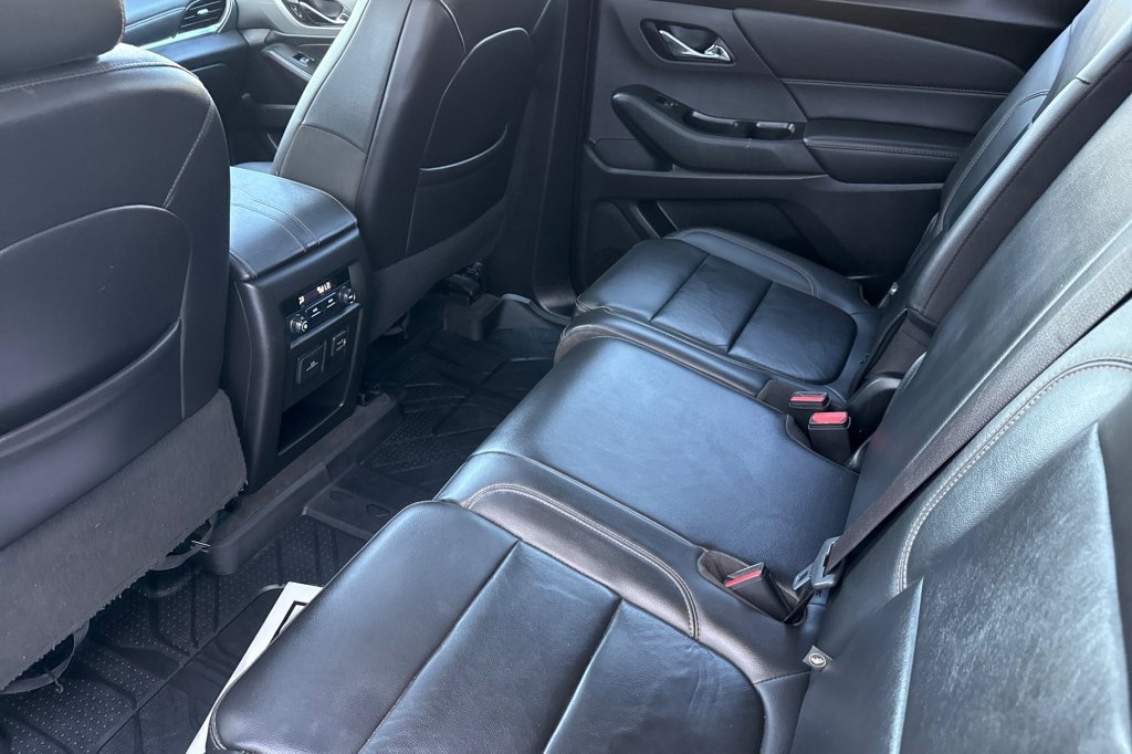 Used 2021 Chevrolet Traverse LT w/ LT Premium Package image 9