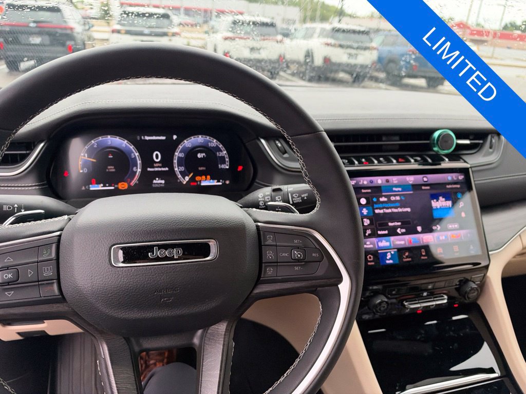 Used 2025 Jeep Grand Cherokee Limited AWD/4WD image 9