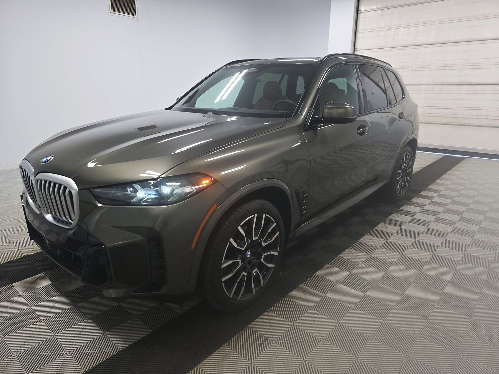Used 2024 BMW X5 xDrive40i w/ M Sport Package image 3