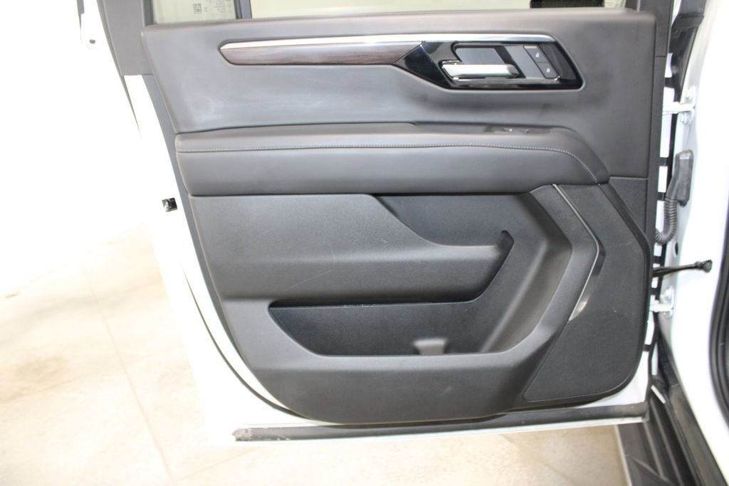 Used 2025 Chevrolet Suburban LT image 23