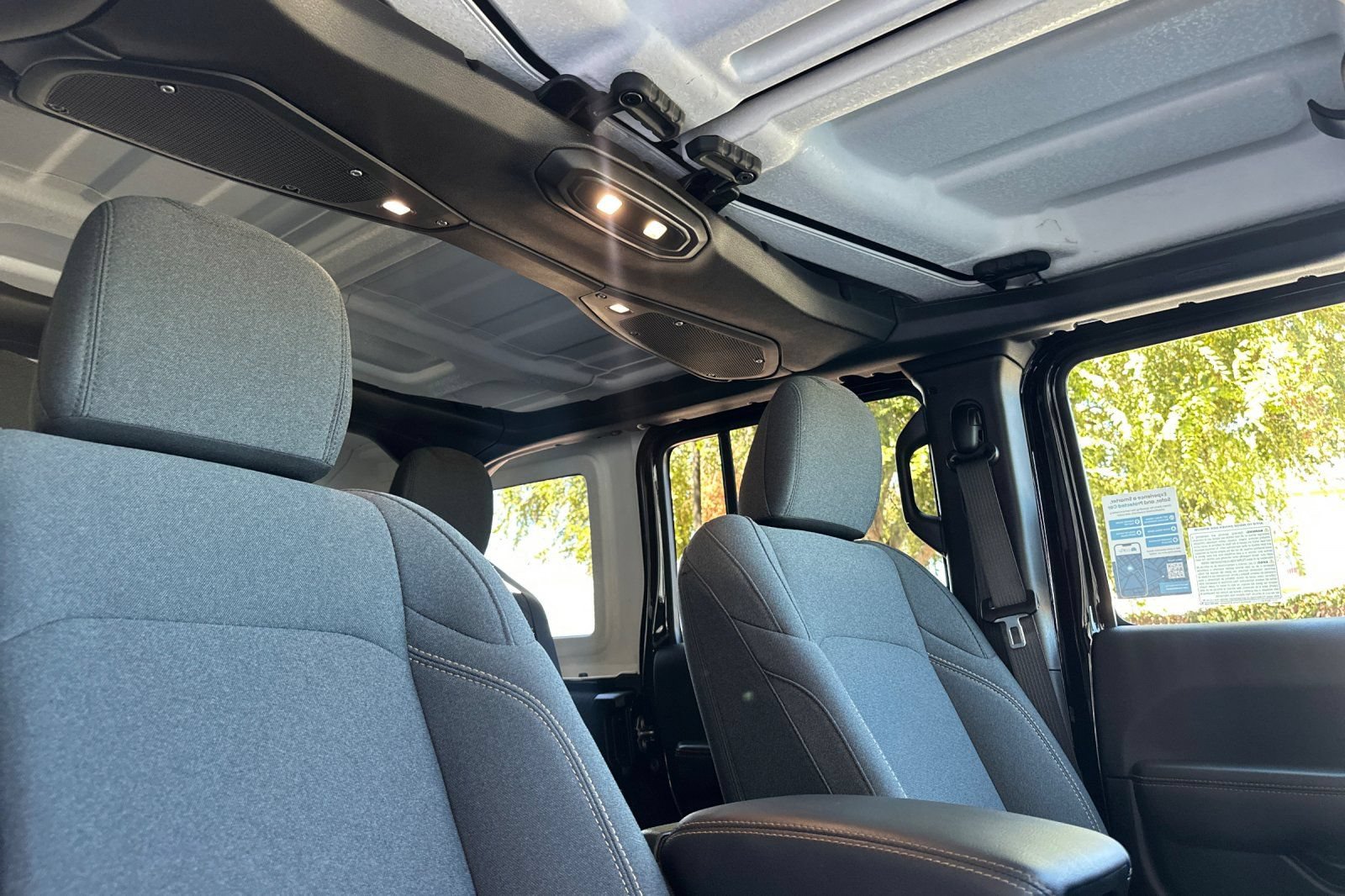 Used 2025 Jeep Wrangler Unlimited Sahara AWD/4WD image 17
