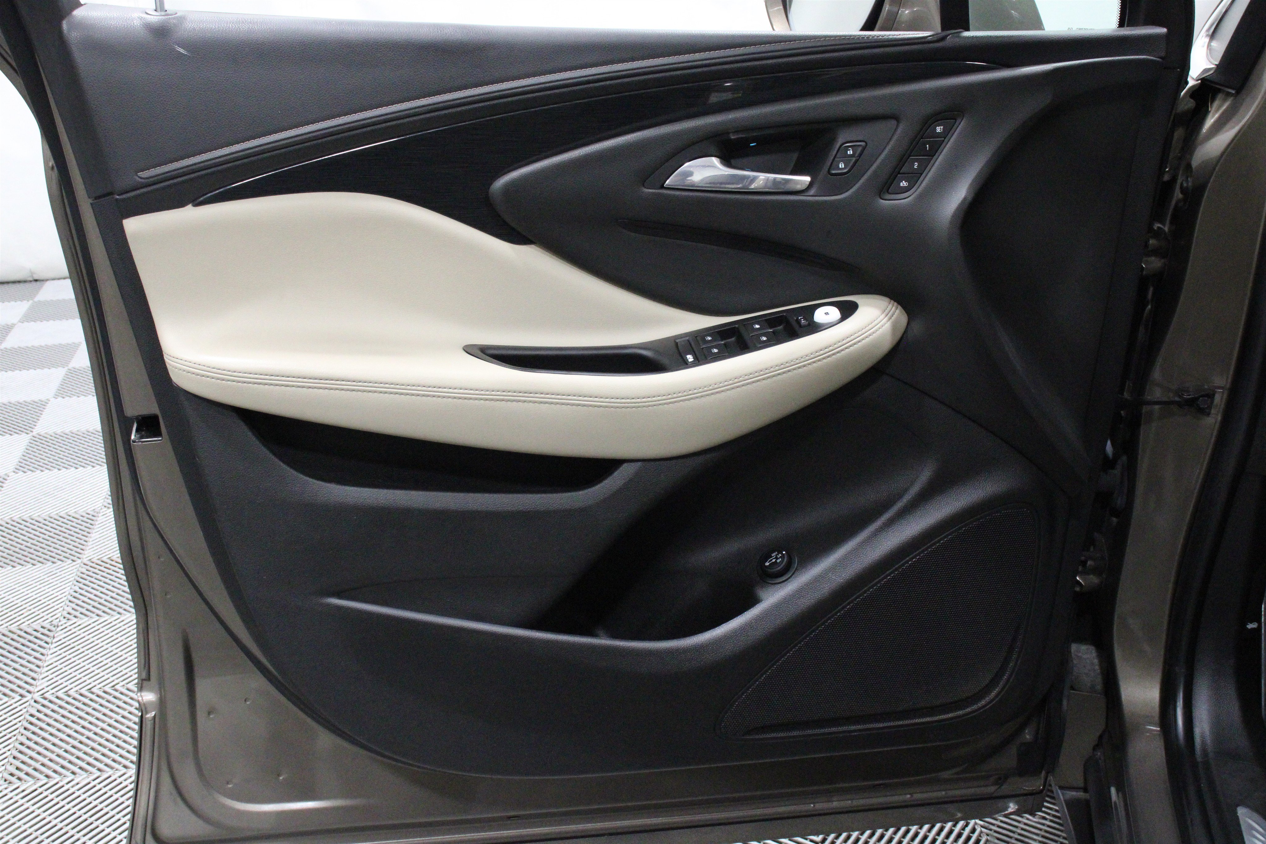 Used 2017 Buick Envision Essence image 6