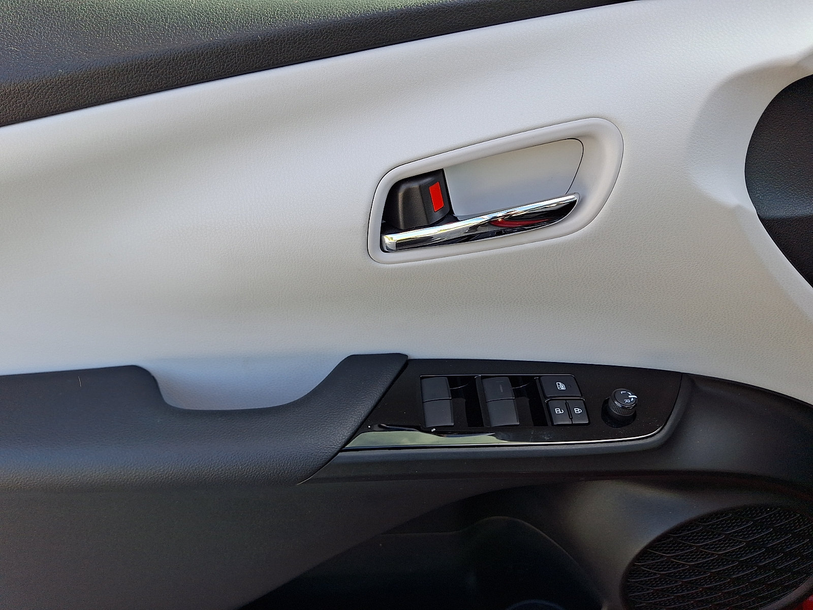 Used 2022 Toyota Prius LE FWD image 12