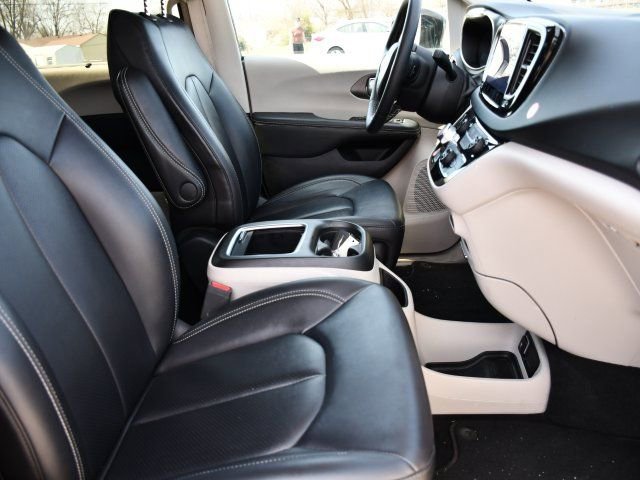 Used 2024 Chrysler Pacifica Touring-L image 27