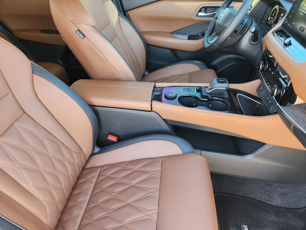 Used 2025 Nissan Rogue Platinum w/ Platinum Premium Package image 12